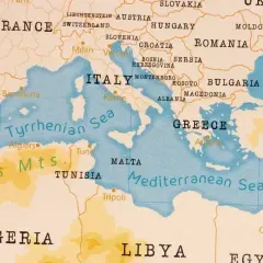 Mapa Europy i Afryki Północnej. Gdzie leży Albania? Między Włochami a Grecją, nad Morzem Śródziemnym.
