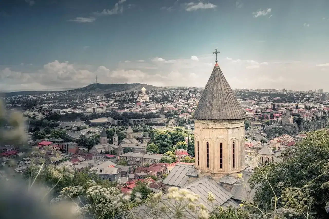 Ile trwa lot do Gruzji? Tbilisi, Kutaisi i przesiadki