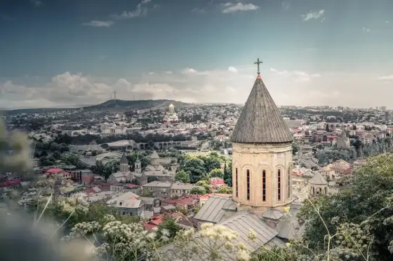 Ile trwa lot do Gruzji? Tbilisi, Kutaisi i przesiadki